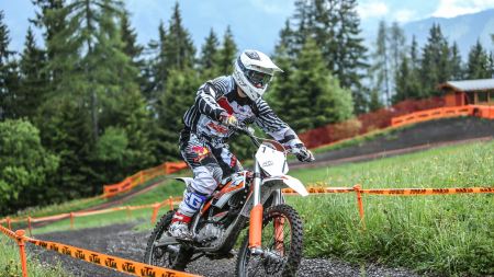 0% Emission aber dafür 100 % Fahrspaß. Das können Motorsportfans und solche die es noch werden wollen im E-Motocross Park bei der Bergstation des areitXpress in Zell am See erleben!