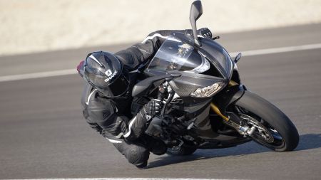 Darauf haben Motorrad-Rennsportfans gewartet: Mit der Daytona Moto2™ 765 Limited Edition präsentiert TRIUMPH ein Race-Replica-Bike der Extraklasse.