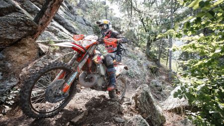 Die Red Bull KTM Factory Racing Fahrer Taddy Blazusiak und Jonny Walker haben die fünfte Runde der World Enduro Super Series - Red Bull Romaniacs - erfolgreich auf den Plätzen vier und fünf beendet. 