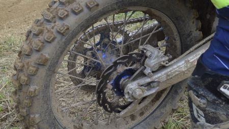 Ohne Grip lässt sich kein Rennen gewinnen - daher bietet Bridgestone mit dem Battlecross E50 vor Ort ein optimales Reifenservice!
