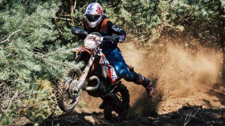 Der Niederösterreicher Dieter Rudolf kämpft sich auf seiner KTM auf den 13. Gesamtrang. 