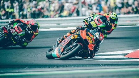 Pol Espargaro von Red Bull KTM fuhr heute auf einem sonnigen Silverstone Circuit auf Platz 9 und erzielte damit sein bestes Ergebnis seit dem Gran Premi de Catalunya und nach einer spannenden letzten MotoGP-Episode, die mit 0,013 Sekunden entschieden wurde.