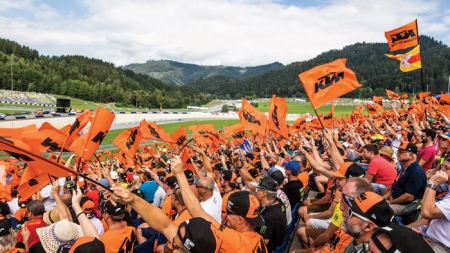 Kommendes Wochenende ist es endlich wieder soweit - die MotoGPTM macht Halt in Spielberg am Red Bull Ring. KTM ist dabei, färbt den Ring gemeinsam mit allen Fans und Anhängern orange und lässt die KTM Herzen höher schlagen.