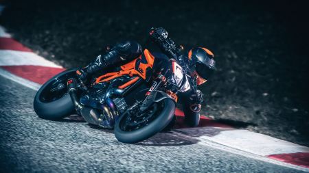 Am ersten Tag der EICMA-Motorradmesse in Mailand enthüllte KTM seine neuesten Innovationen.