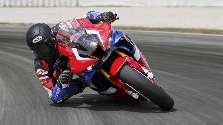Das brandneue Honda Superbike ist in der Lage, atemberaubende Leistungen zu erbringen und ist entschlossen, der absolute Protagonist nicht nur auf dem Markt, sondern auch in den Superbike-Meisterschaften zu werden.