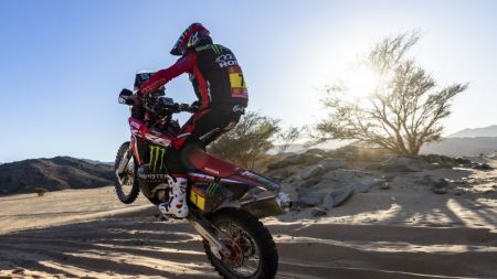 Kevin Benavides vom Monster Energy Honda Team zeigte eine exzellente Leistung und belegte nach der ersten Etappe des Supermarathons den dritten Platz in der Gesamtwertung.