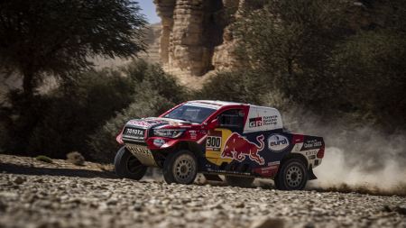 Carlos Sainz und Ricky Brabec verlieren auf dem Weg nach Haradh Zeit auf die Verfolgergruppe.