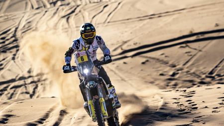 Pablo Quintanilla und Andrew Short von Rockstar Energy Husqvarna Factory Racing haben die lange erste Etappe in Saudi-Arabien erfolgreich unter den Top 10 absolviert. 