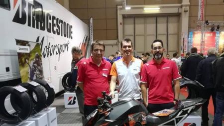 Bridgestone hat auf der kommenden Motorradmesse moto-austria echt viel zu präsentieren: Die Neuheiten BT45, E50 Extreme, Racing Street RS11 und Classic Race CR11, sowie der Testsiegerreifen S 22 im Hypersportsegment und der Weltmeister Peter Rohr, sowie Matthias Lanzinger persönlich aus der IBHR werden bei BRIDGESTONE am Stand vorort sein!