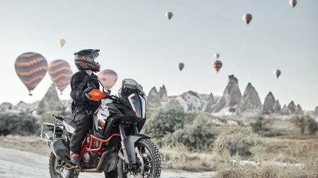 Mit neuen Motorrädern gebaut nach dem Motto: “Weniger ist Mehr” stellen renommierte Hersteller gerade die Adventure-Welt auf den Kopf und überzeugen gleichzeitig damit!