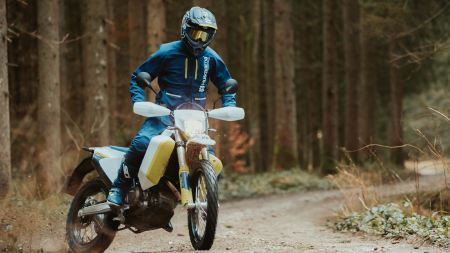 Die Husqvarna 701 Enduro LR garantiert sportliches Fahrverhalten auf lange Distanzen.