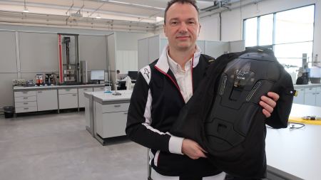 Lebensretter könnte in Zukunft eine ausgeklügelte Airbagweste sein. Vorbild ist ein Modell, das unter professionellen MotoGP-Fahrern schon seit Jahren im Einsatz ist.
