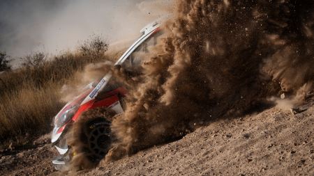 Der Franzose baut den Vorsprung auf seine Rivalen aus, während Neuville, Lappi und Sordo Verluste erleiden.
