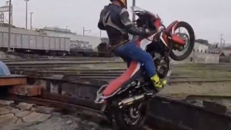 Dass eine Big Enduro nicht nur für Reisen gut ist, zeigt uns Endurak666 in einer Videokollektion. Nicht nachmachen. Eh klar. 