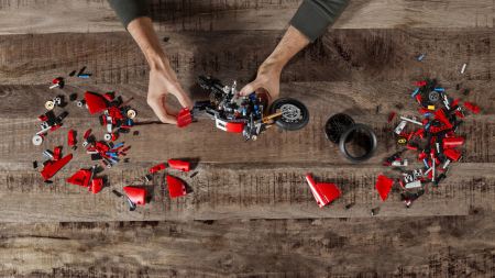 Spannung und Spaß mit der Ducati Panigale V4 R LEGO® Technic™