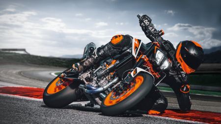 Willkommen bei KTMs Aushängeschild für das begehrteste sportliche Naked Bike im Mittelgewichtssegment: die KTM 890 DUKE R. 