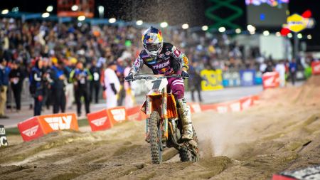Nach einer kürzlichen Ankündigung freut sich das Red Bull KTM Factory Racing Team zu bestätigen, dass der amtierende 450SX-Champion Cooper Webb "READY TO RACE" für die letzten sieben Läufe der AMA Supercross-Meisterschaft 2020 im Rice-Eccles-Stadion in Salt Lake City, Utah, ist.