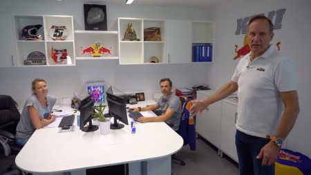 Heinz Kinigadner stellt sein Team hinter der KINI-Line vor. 