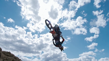 FMX Weltmeister Luc Ackermann schafft 10 Rückwärts-Salti in 30 Sekunden!