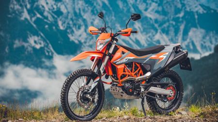 Bei der neuen KTM 690 ENDURO R hat KTM alle Gedanken an Grenzen und Limits beseitegeschoben. 