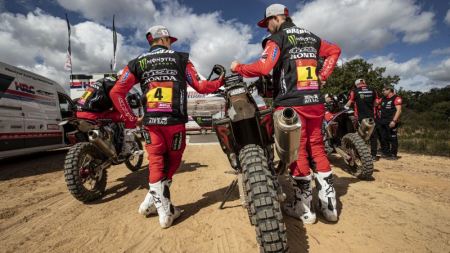 Die größte Neuheit bei der offiziellen Präsentation des Monster Energy Honda Teams 2021 waren nicht so sehr die Fahrer, sondern vielmehr das Bild der Honda CRF450 RALLY selbst.