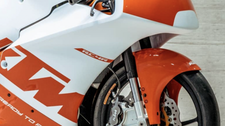 Am 19. Dezember 2020 haben die ersten acht Fahrer beim Flattrack Training ihr können präsentiert um die Red Bull Erzbergrodeo KTM RC4R beim Austrian Junior Cup zu fahren, hier der Bericht und der Termin für die nächsten genannten Fahrer.