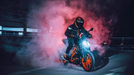 Egal ob Landstraße, Bergpass oder Stadtverkehr, die KTM DUKE-Familie bietet den Fahrern alles was sie für grenzenlose Mobilität und Fahrspaß brauchen.