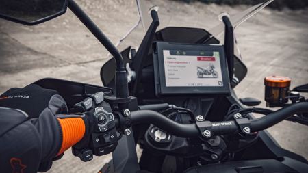 Originalität, fortschrittliche Technologie und bahnbrechende Leistung sind unerschütterliche Säulen der Forschungs- und Entwicklungsphilosophie von KTM, um verlockende READY TO RACE-Bikes direkt in die Hände von begeisterten "Orange Bleeders" zu geben.