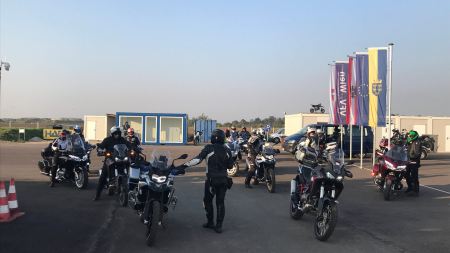 Egal ob Straßenmotorrad, Leichtenduro oder Trail - perfekt ausgebildete Trainer bieten auf einem idealen Trainingsgelände Fahrsicherheitstrainings an.