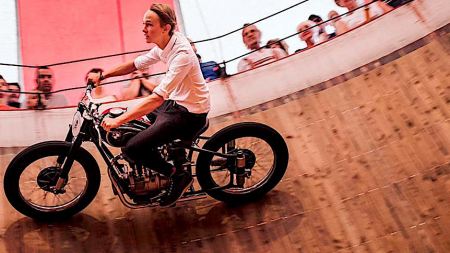 Moritz Brée ist gerade einmal siebzehn Jahre jung, hat aber schon einige Projekte verwirklicht. Seit er dreieinhalb ist, fährt er Motorrad und wird nun zur Flattrack Ausscheidung vom Austrian Junior Cup antreten.