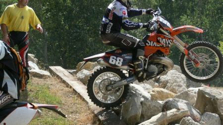 Der 4-fachen Trial-Staatsmeister Richard Hitzler weiß nicht nur, wie man Trial fährt, sondern kann auch Hard Enduro. Unnötig anstrengen war gestern - die richtige Technik macht´s.