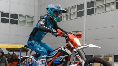 Mit einer E-Cross im Spital? In Österreich (höchstwahrscheinlich) undenkbar - in Italien macht es sehr viele Kinder glücklich.
