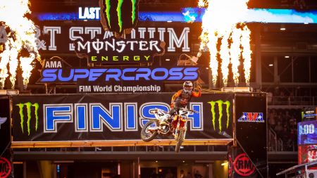 Cooper Webb gewinnt souverän in Texas und übernimmt die Führung in der Supercross 450SX-Meisterschaftswertung.
