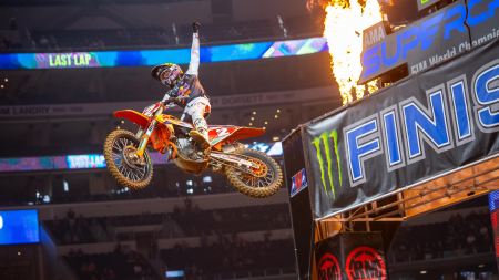 Cooper Webb holt sich den Texas-Triple mit seinem dritten aufeinanderfolgenden Sieg in Arlington. 
