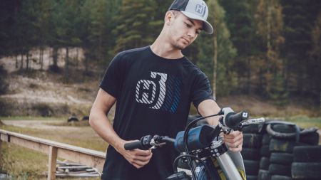 Die neue Casual Apparel Collection 2021 von Husqvarna Motorcycles bietet moderne Styles und innovative Funktionalität und ist ein umfangreiches Sortiment an Bekleidung und Accessoires für alle, die einen abenteuerlichen Lebensstil pflegen.
