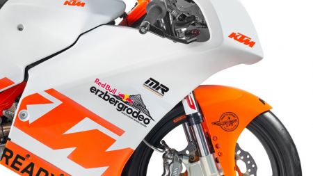 Eine  KTM RC4R - Red Bull Erzbergrodeo Design, wird für Niklas Kitzbichler aus Tirol am 31. März, am Red Bull Ring beim Roll Out vom Austrian Junior Cup 2021 bereit gestellt, um eventuell der nächste MotoGP Pilot aus Österreich zu werden.