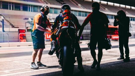 Feuchte und dann trockene Bedingungen prägten das 1. und 2. Freie Training auf dem Algarve International Circuit. 