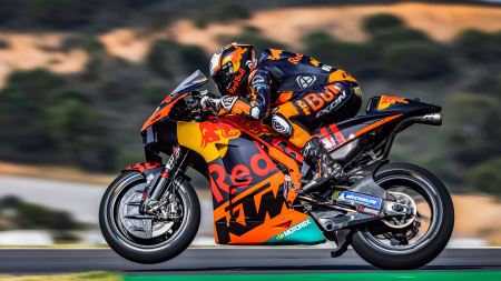 Brad Binder von Red Bull KTM Factory Racing lieferte am Renntag erneut eine gute Leistung ab und belegte nach 25 anstrengenden Runden beim dritten Saisonlauf in Portugal den 5. Platz. 