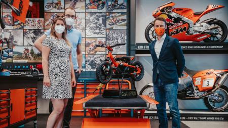 Geschäftsführer René Esterbauer begrüßte Frau Wolfgruber und ihren Freund Thomas Herbst in der lebenden Werkstatt der KTM Motohall zur feierlichen Gewinnübergabe.