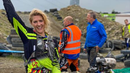 Was haben Yasmin Poppenreiter und The Girl on a Bike gemeinsam? Beide Frauen wissen, wo sich das Gas am Motorrad befindet. Weltklasse!