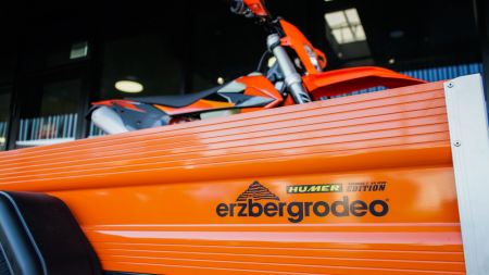 Das „ja“ Wort der Frau und die rasche Reservierung ist entscheidend, um den orangen HUMER Erzbergrodeo Edition Anhänger daheim fix zu parken.