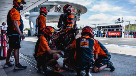 Red Bull KTM Factory Racing und Tech3 KTM Factory Racing absolvierten heute zusammen über 200 Runden, um den vierten und letzten Tag auf dem Circuito de Jerez - Angel Nieto und den eintägigen IRTA-Test abzuschließen.