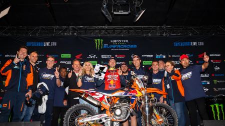 Der KTM-Pilot beendete die Serie 2021 mit seinem 13. Podium aus 17 Rennen und sicherte sich damit den Titel in der AMA Supercross 450SX-Klasse.