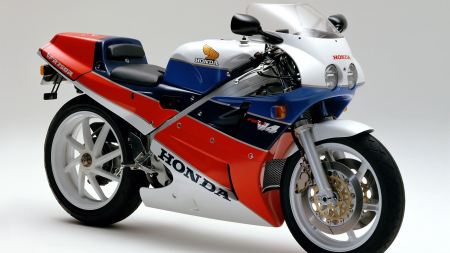 Schon im vergangenen Jahr konnte das HONDA Originalersatzteilprogramm „RC30 Forever“ erfolgreich in Japan eingeführt werden. Jetzt kommt es nach Europa.