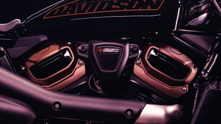 Nachdem die Pan America 1250 mit ihrem neuen „Revolution Max“-Motor in den Harley-Davidson-Händlerstützpunkten rund um den Globus erhältlich ist, kündigt Harley-Davidson nun zur Mitte der Motorradsaison unter dem Motto „From Evolution to Revolution“ die Präsentation eines weiteren neuen Modells an.