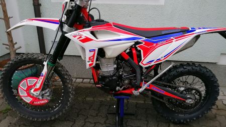 Passend zu den startenden Endurorennen bietet der Entouroshop Plasikkits und Aufkleber zu einem sensationellem Preis an.