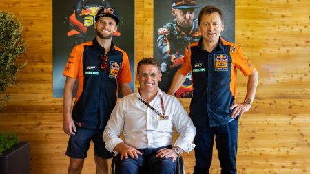 KTMs erster MotoGP-Rennsieger aller Zeiten, Brad Binder, bleibt für die nächsten drei Jahre Teil des Red Bull KTM Factory Racing Teams und wird bis zum Ende der MotoGP-Kampagne 2024 zehn Grand Prix Saisonen in 'Orange' bestreiten.
