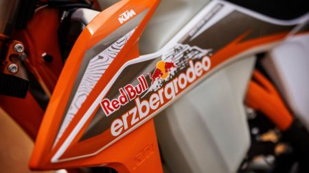 Die limitierte KTM 300 EXC TPI ERZBERGRODEO ist nicht nur eine Hommage an das legendäre Red Bull Erzbergrodeo, sondern auch speziell dafür gebaut, den Eisernen Giganten in die Knie zu zwingen.