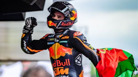 Der Portugiese holt seinen dritten GP-Sieg in zwei Saisons und den ersten in den Farben von Red Bull KTM Factory Racing.