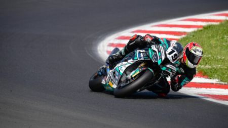 Julian Puffe sammelt mit der GERT56 BMW M 1000 RR Führungskilometer in der IDM Superbike und fährt auf die Ränge sieben und acht. 